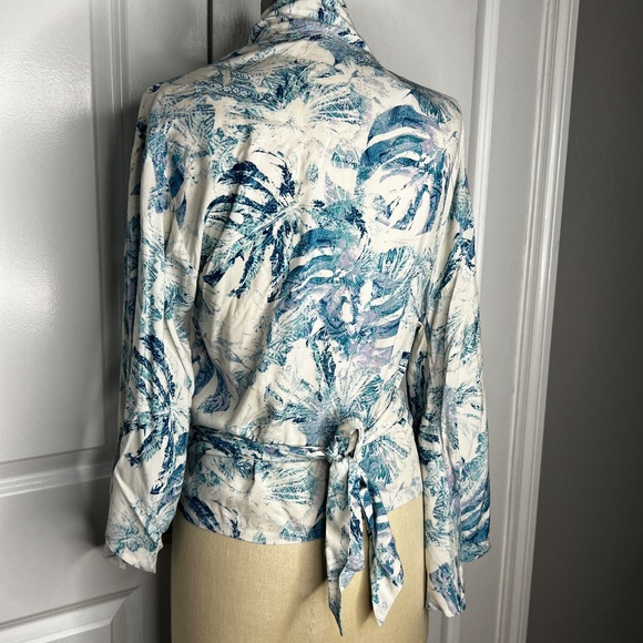 Mystree Tie-Front Wrap Top — Size Large — New With Tags blue white - Picture 5 of 8